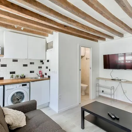 5mn Walk From Oberkampf Metro Station *